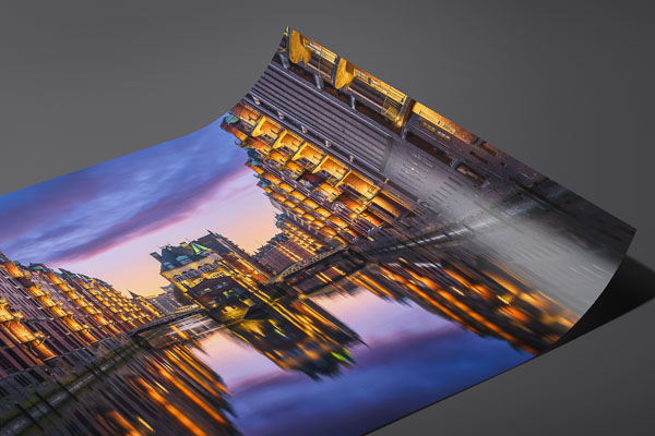 Kunstdruck / Poster | Speicherstadt in Hamburg bei Nacht