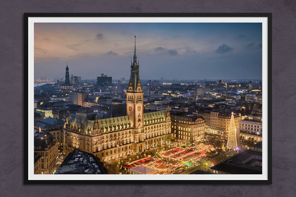 Poster / Kunstdruck | Rathaus und Weihnachtsmarkt in Hamburg