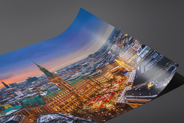 Kunstdruck / Poster | Rathaus und Weihnachtsmarkt in Hamburg