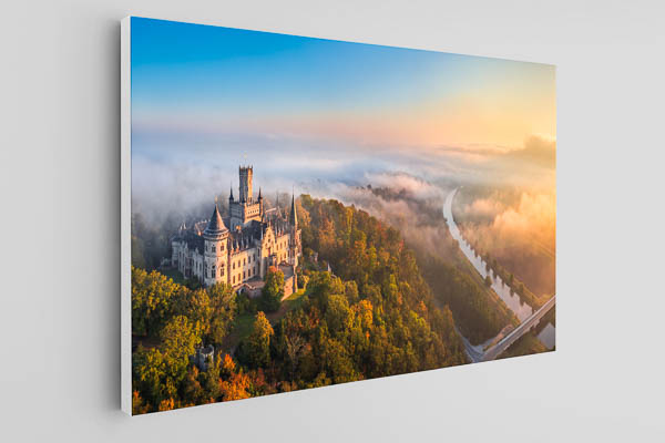 Leinwand | Schloss Marienburg an einem nebligen Morgen