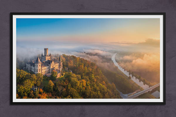Poster / Kunstdruck | Schloss Marienburg an einem nebligen Morgen