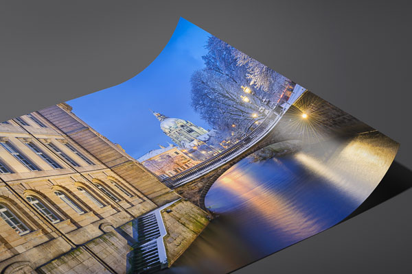 Kunstdruck / Poster | Fluss Leine und das Rathaus in Hannover im Winter