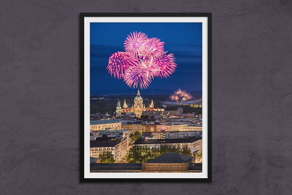 Poster / Kunstdruck | Skyline von Hannover bei Nacht mit Feuerwerk
