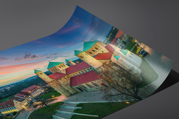Kunstdruck / Poster | Michaeliskirche in Hildesheim zum Sonnenuntergang
