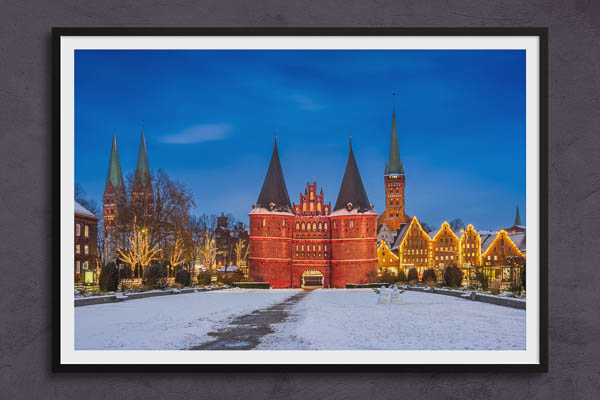Poster / Kunstdruck | Winteransicht vom Holstentor in Lübeck