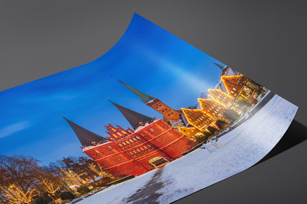 Kunstdruck / Poster | Winteransicht vom Holstentor in Lübeck