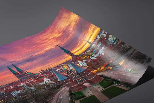 Kunstdruck / Poster | Sonnenaufgang am Holstentor in Lübeck