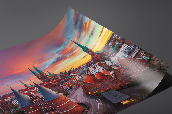 Kunstdruck / Poster | Sonnenaufgang am Holstentor in Lübeck