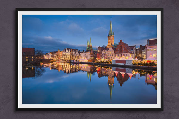 Poster / Kunstdruck | Altstadt von Lübeck mit Weihnachtsbeleuchtung