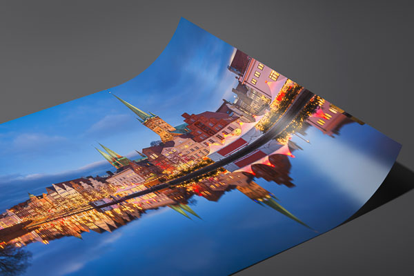Kunstdruck / Poster | Altstadt von Lübeck mit Weihnachtsbeleuchtung