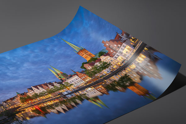Kunstdruck / Poster | Altstadt von Lübeck bei Nacht