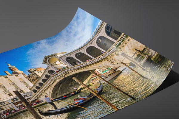 Kunstdruck / Poster | Gondel an der Rialto-Brücke in Venedig