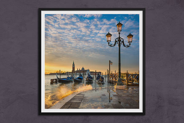 Poster / Kunstdruck | Gondeln beim Sonnenaufgang in Venedig