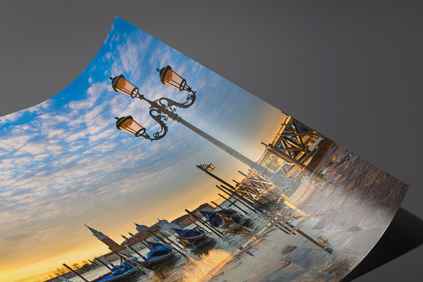 Kunstdruck / Poster | Gondeln beim Sonnenaufgang in Venedig