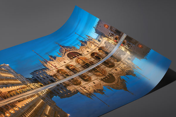 Kunstdruck / Poster | Markusplatz in Venedig bei Nacht