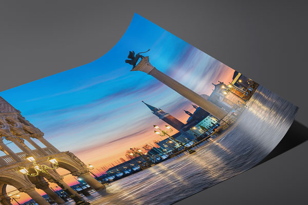 Kunstdruck / Poster | Markusplatz in Venedig bei Nacht
