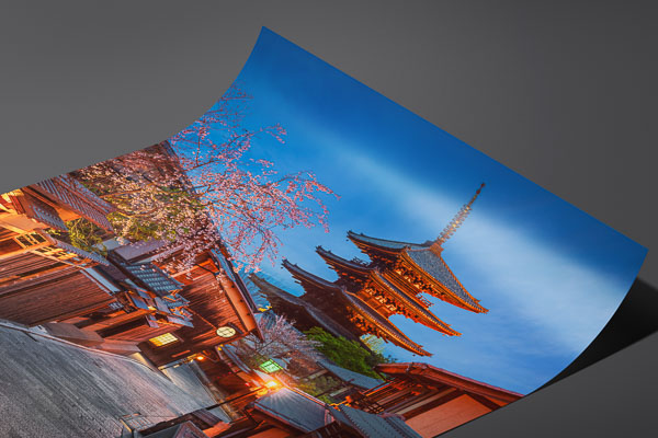 Kunstdruck / Poster | Pagode bei Nacht in Kyoto, Japan