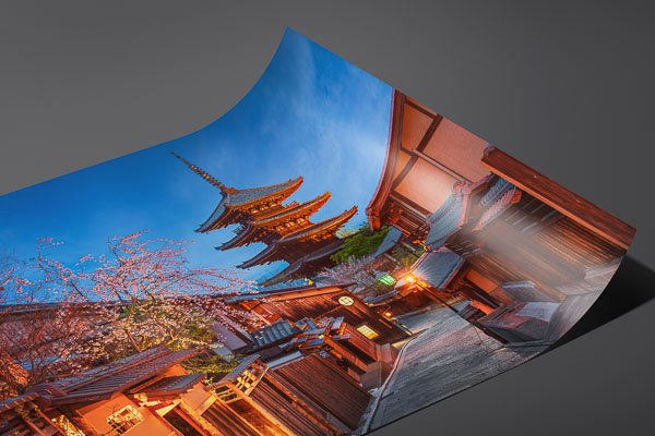 Kunstdruck / Poster | Pagode bei Nacht in Kyoto, Japan