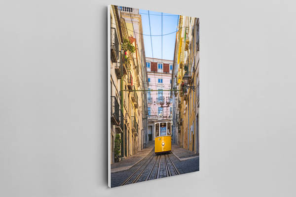 Leinwand | Historische gelbe Straßenbahn in Lissabon